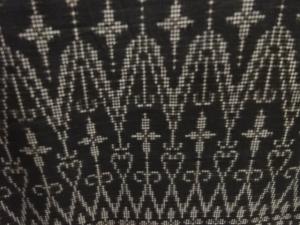 アンティーク　抽象模様織出し本場泥大島紬着物（5マルキ）